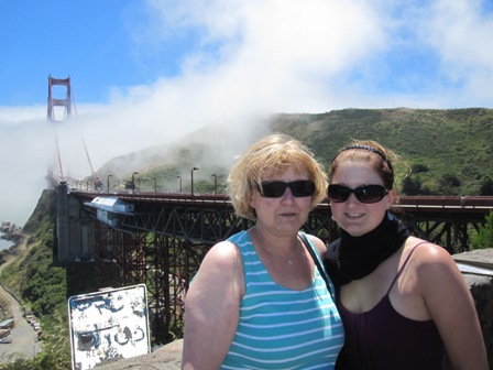 Mama und ich vor der Golden Gate Bridge